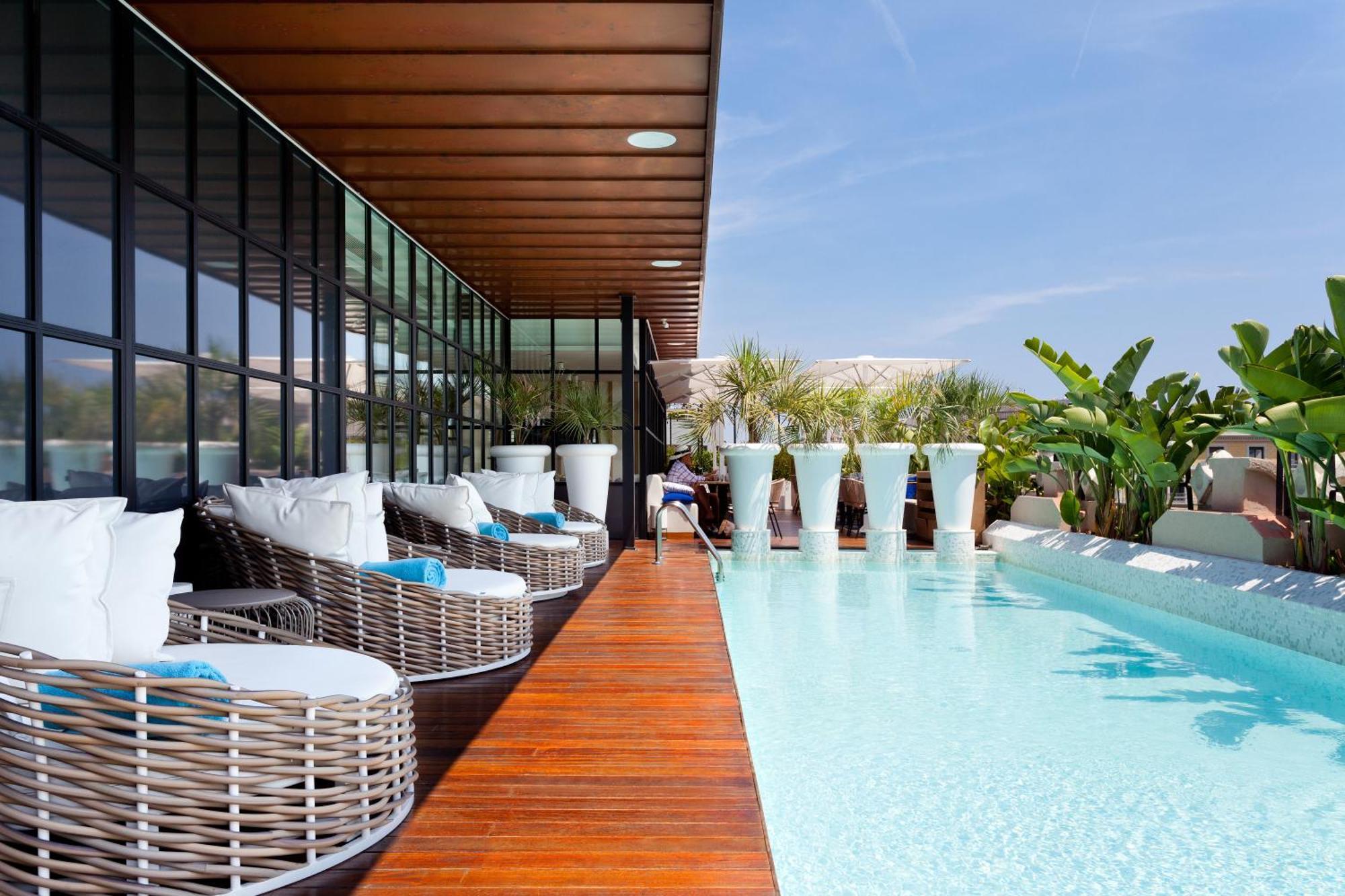 Monument Hotel Barcelona Exterior foto The rooftop pool at the hotel